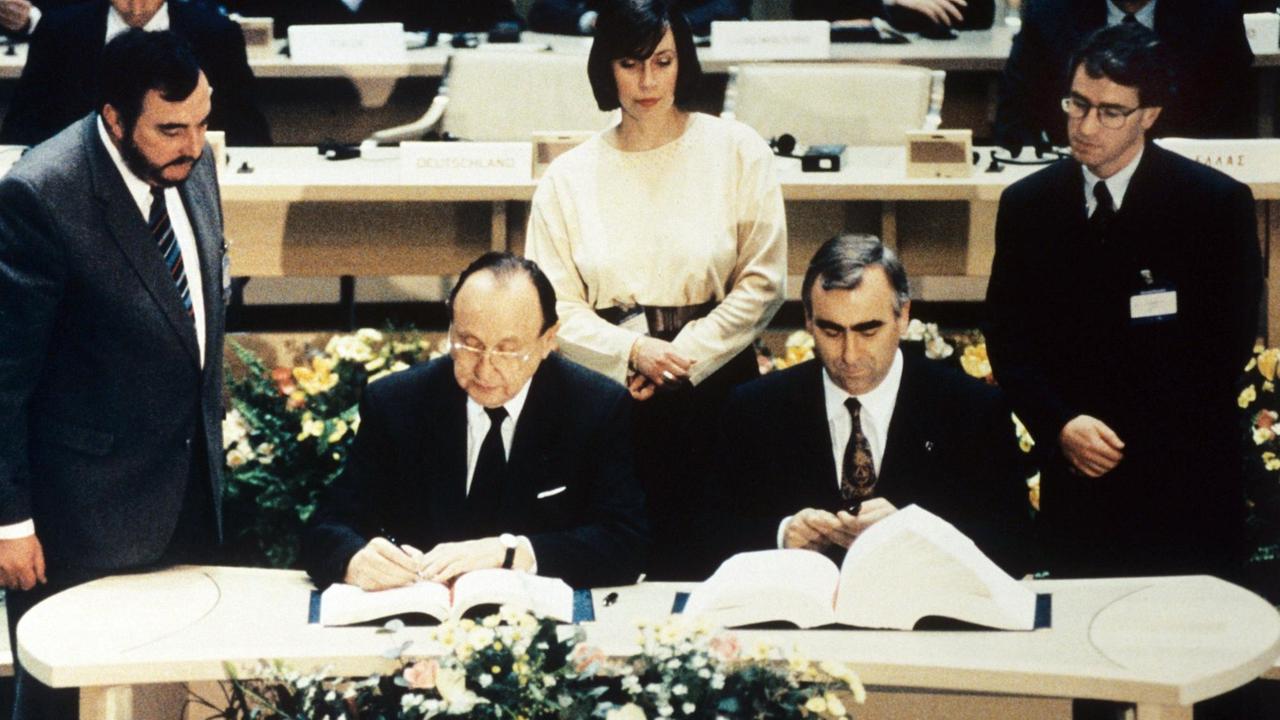 Hans-Dietrich Genscher (links) und Theo Waigel (rechts) unterzeichnen am 7. Februar 1992 den Vertrag zur Wirtschafts- und Währungsunion der Europäischen Gemeinschaft in Maastricht (Niederlande). 