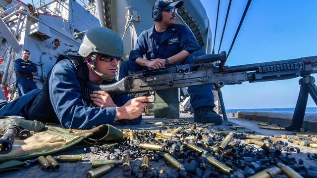 Golf von Oman: Ein US-Soldat hat ein M240B Maschinengewehr im Anschlag während der Ausbildung an Bord des Zerstörers USS Mitscher im Golf von Oman.