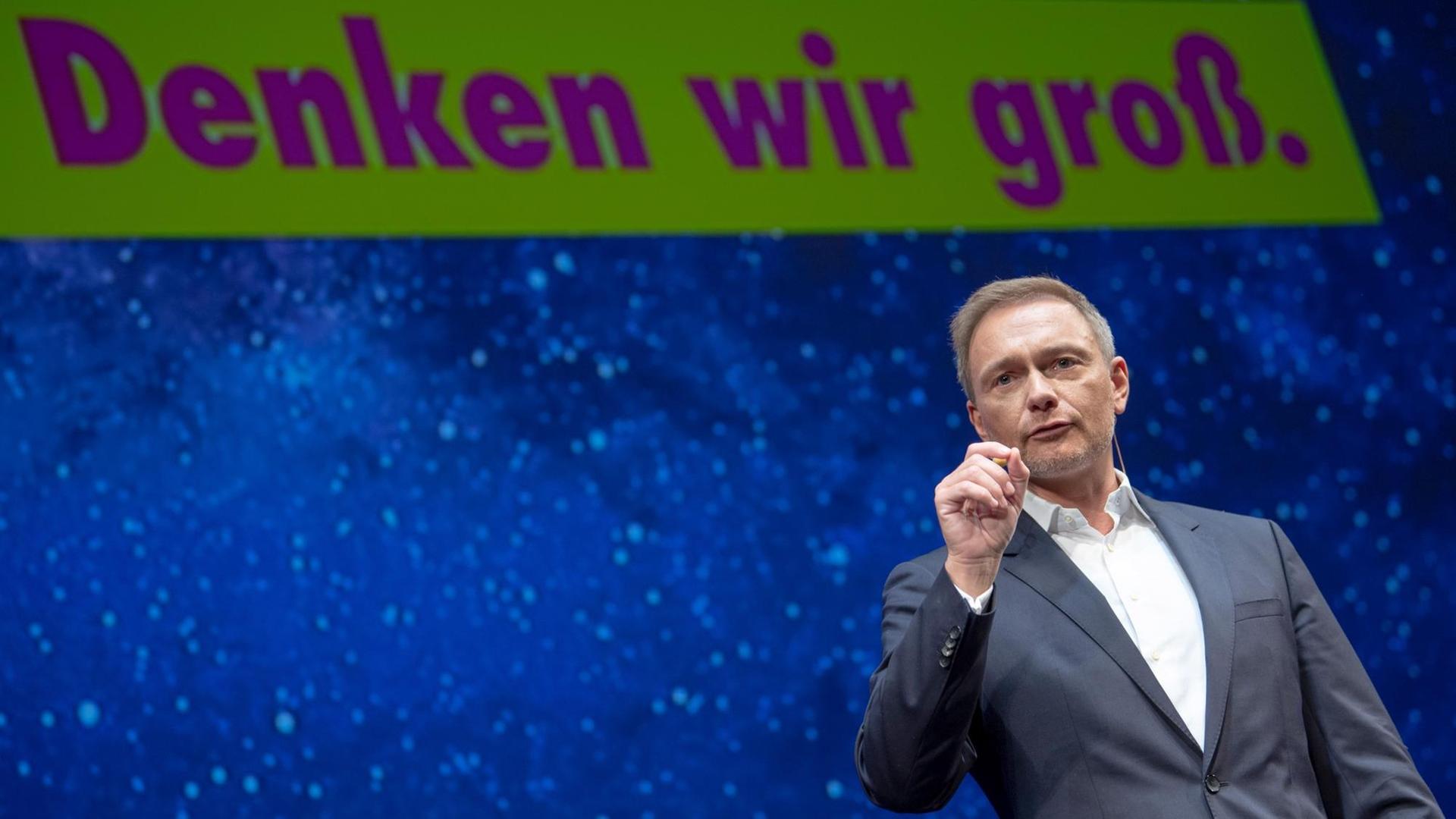 Christian Lindner, Parteivorsitzender der FDP, spricht während des Dreikönigstreffens der FDP im Stuttgarter Opernhaus. Christian Lindner, Parteivorsitzender der FDP, spricht während des Dreikönigstreffens der FDP im Stuttgarter Opernhaus.