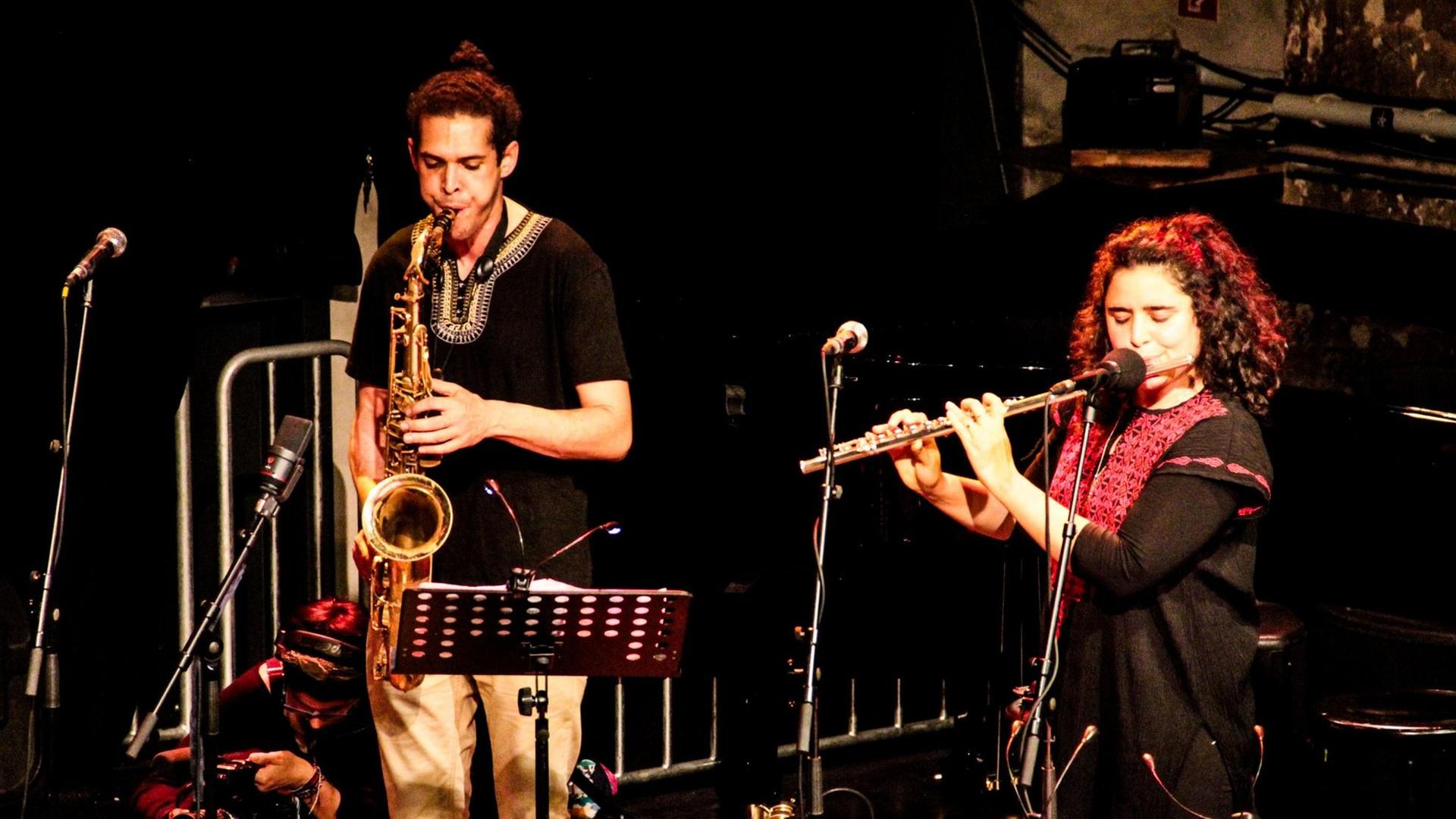 Naissam Jalal mit ihrer Band Rhythms of Resistance bei Jazzdor in Berlin. Naissam Jalal mit ihrer Band Rhythms of Resistance bei Jazzdor in Berlin.