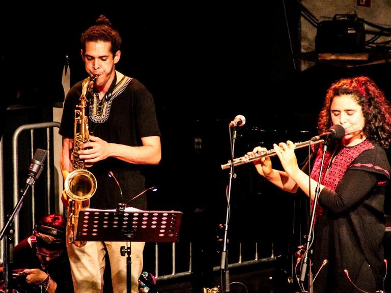 Naissam Jalal mit ihrer Band Rhythms of Resistance bei Jazzdor in Berlin.