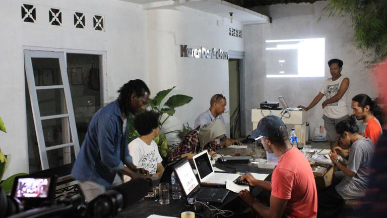Jogja - Lagos: 2015 veranstaltete die KfW Stiftung einen Künstleraustausch entlang des Äquators. Jogja - Lagos: 2015 veranstaltete die KfW Stiftung einen Künstleraustausch entlang des Äquators.