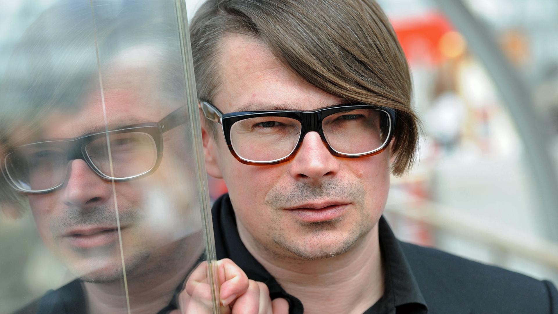 Der tschechische Schriftsteller Jaroslav Rudis posiert am Donnerstag (15.03.2012) in Leipzig auf der Leipziger Buchmesse. Der tschechische Schriftsteller Jaroslav Rudis posiert am Donnerstag (15.03.2012) in Leipzig auf der Leipziger Buchmesse.