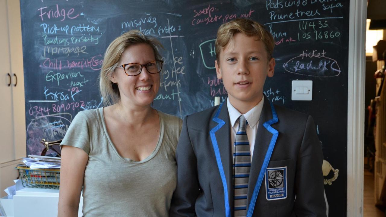 Katy Beale und ihr zwölfjähriger Sohn Harper in der Küche ihres Hauses im Stadtteil Hackney in London. Katy Beale und ihr zwölfjähriger Sohn Harper in der Küche ihres Hauses im Stadtteil Hackney in London.