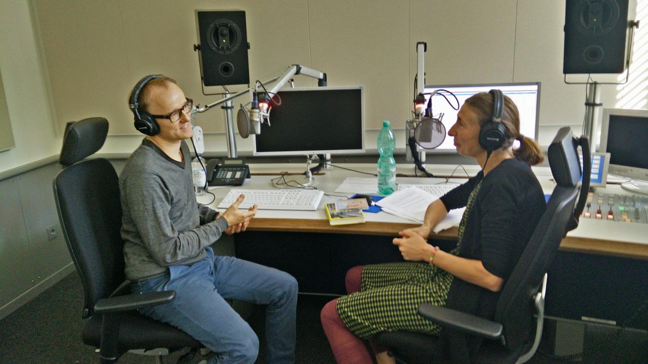 Der Musiker Peter Licht (l.) im Studio mit Moderatorin Olga Hochweis. Der Musiker Peter Licht (l.) im Studio mit Moderatorin Olga Hochweis.