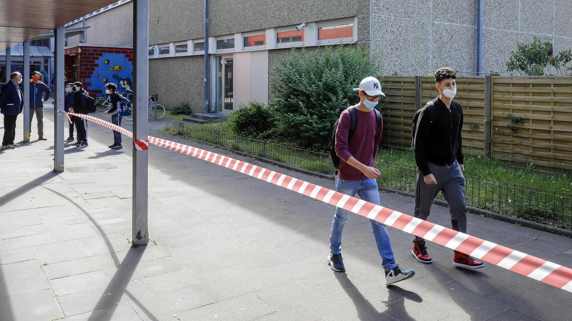 Schüler mit Masken auf dem Pausenhof, Wiederaufnahme des Schulbetriebs an der Realschule Benzenberg unter Auflagen des Corona Infektionsschutzes. Schüler mit Masken auf dem Pausenhof, Wiederaufnahme des Schulbetriebs an der Realschule Benzenberg unter Auflagen des Corona Infektionsschutzes.