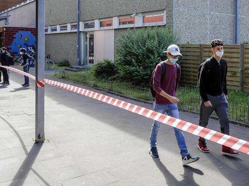 Schüler mit Masken auf dem Pausenhof, Wiederaufnahme des Schulbetriebs an der Realschule Benzenberg unter Auflagen des Corona Infektionsschutzes.