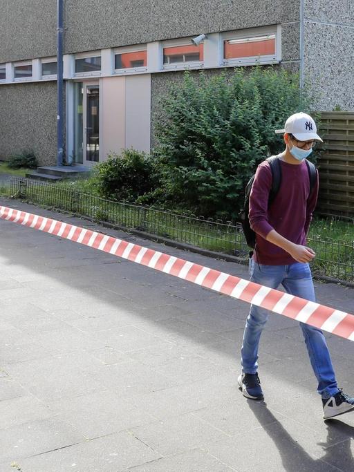 Schüler mit Masken auf dem Pausenhof, Wiederaufnahme des Schulbetriebs an der Realschule Benzenberg unter Auflagen des Corona Infektionsschutzes.