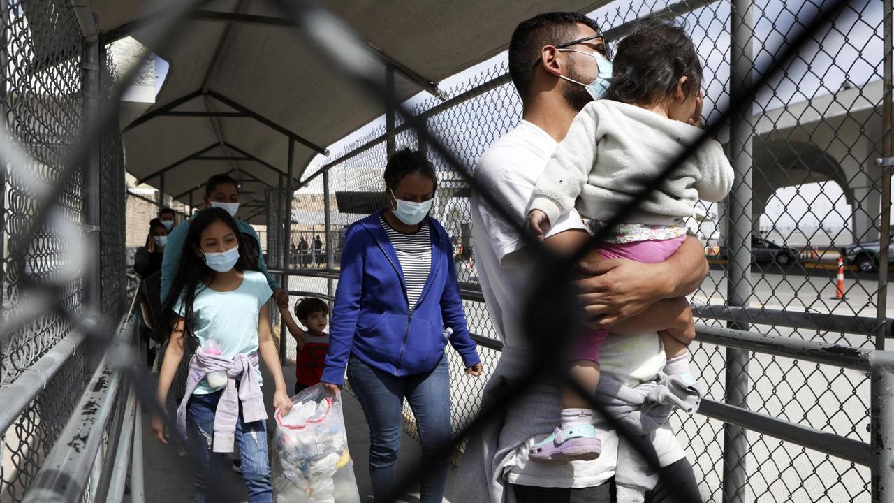 Eine Familie überquert die Stanton-Brücke von El Paso in Texas aus zurück nach Ciudad Juárez. Eine Familie überquert die Stanton-Brücke von El Paso in Texas aus zurück nach Ciudad Juárez.
