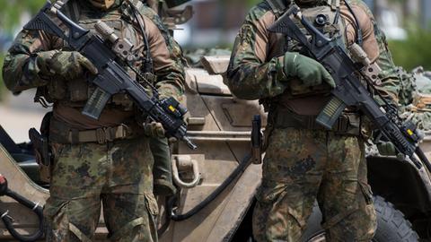 Spezialkräfte der Bundeswehr präsentieren sich mit ihren Waffen beim Tag der Bundeswehr 2018 auf dem Gelände des Militärhistorischen Museums in Dresden