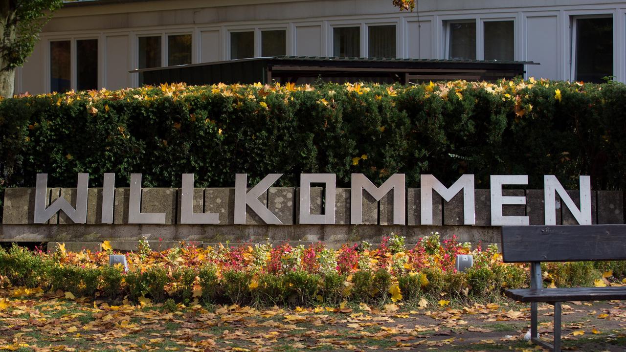 Ein herzliches "Willkommen" gilt den Flüchtlingen an vielen Orten in Deutschland - in Jugenheim bei Mainz hat man sich schon vor ihrer Ankunft viele Gedanken gemacht. Ein herzliches "Willkommen" gilt den Flüchtlingen an vielen Orten in Deutschland - in Jugenheim bei Mainz hat man sich schon vor ihrer Ankunft viele Gedanken gemacht.