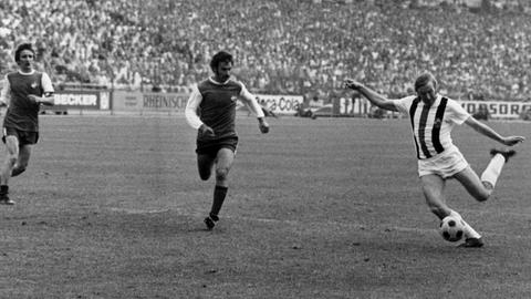 MönchengladbachsSpieler Günter Netzer (rechts) erzielt das 2:1 gegen den 1. FC Köln in der Verlängerung des DFB-Pokalfinals am 23.6.1973 im Düsseldorfer Rheinstadion
