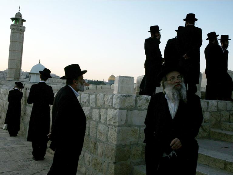 Ultra-Orthodoxe Juden auf dem Olivenberg in der südöstlichen Altstadt von Jerusalem
