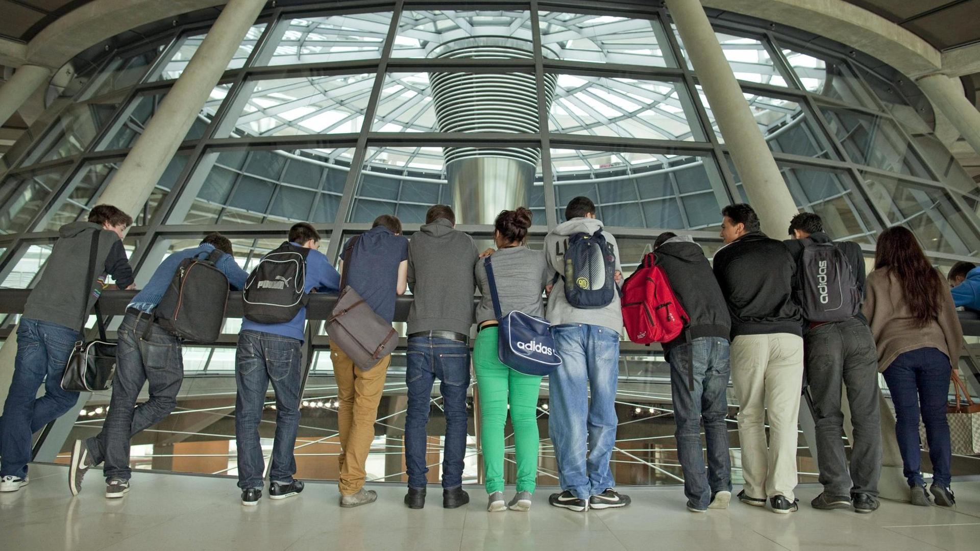 Jugendliche während einer Führung auf der Fraktionsebene im Reichstag Berlin, aufgenommen 2012 Jugendliche während einer Führung auf der Fraktionsebene im Reichstag Berlin, aufgenommen 2012