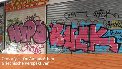 Geschlossene Geschäfte mit Graffiti in den Einkaufsarkaden