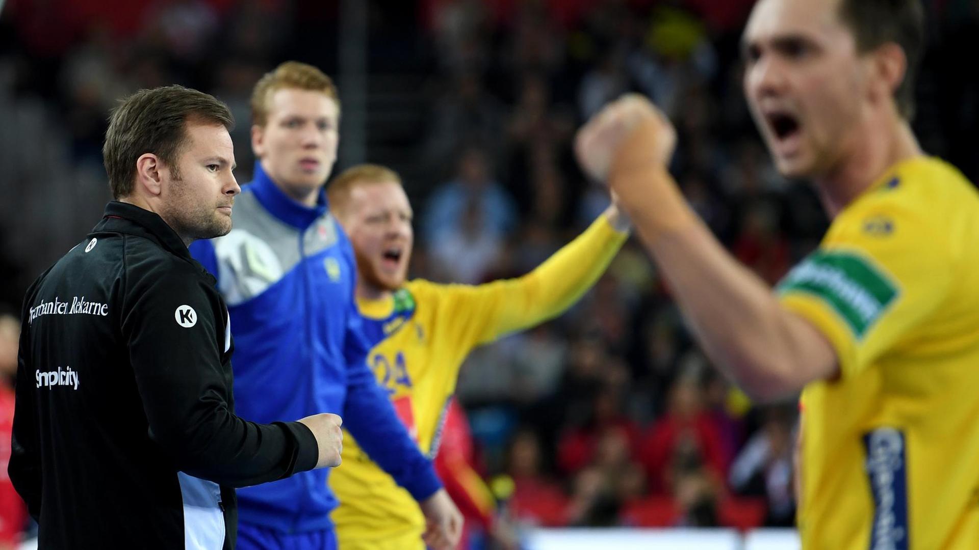 Schwedische Handballer jubeln bei einem Spiel gegen Spanien bei der EM 2018. Schwedische Handballer jubeln bei einem Spiel gegen Spanien bei der EM 2018.