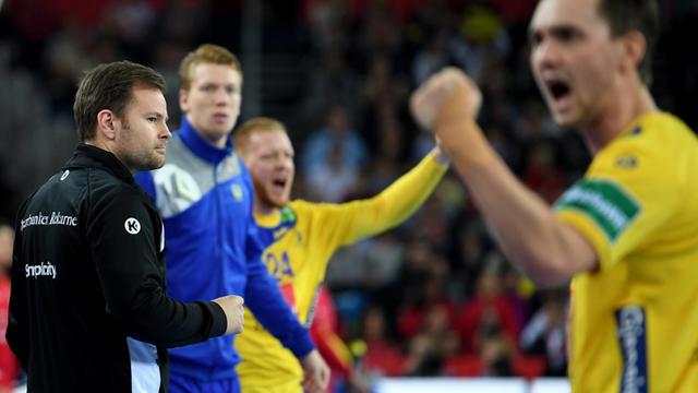 Schwedische Handballer jubeln bei einem Spiel gegen Spanien bei der EM 2018.
