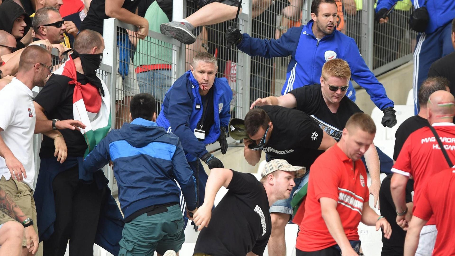 Randale,Ausschreitungen,Gewalt,Fankrawalle,Fangewalt,Hooligans im ungarischen Fanblock. Werden von Polizisten in blauen Trainingsanzuegen mit Schlagstoecken zurueckgehalten. Vorrunde Gruppe F, Spiel M23, Island (ISL-Ungarn (HUN) 1-1, am 18.06.2016 in Marseille,Stade Velodrome Fussball EM 2016 in Frankreich vom 10.06. - 10.07.2016. Randale Riots Violence Fankrawalle Fangewalt Hooligans in Hungarian Fanblock will from Policemen in Blue with withheld Fight Group F Game M23 Iceland ISL Hungary Hun 1 1 at 18 06 2016 in Marseille Stade Velodrome Football euro 2016 in France of 10 06 10 07 2016 Randale,Ausschreitungen,Gewalt,Fankrawalle,Fangewalt,Hooligans im ungarischen Fanblock. Werden von Polizisten in blauen Trainingsanzuegen mit Schlagstoecken zurueckgehalten. Vorrunde Gruppe F, Spiel M23, Island (ISL-Ungarn (HUN) 1-1, am 18.06.2016 in Marseille,Stade Velodrome Fussball EM 2016 in Frankreich vom 10.06. - 10.07.2016. Randale Riots Violence Fankrawalle Fangewalt Hooligans in Hungarian Fanblock will from Policemen in Blue with withheld Fight Group F Game M23 Iceland ISL Hungary Hun 1 1 at 18 06 2016 in Marseille Stade Velodrome Football euro 2016 in France of 10 06 10 07 2016