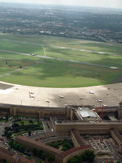  Luftaufnahme vom Berliner Flughafen Tempelhof. 