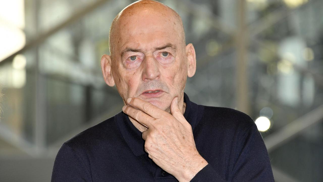 Rem Koolhaas blickt in die Kamera. Rem Koolhaas blickt in die Kamera.