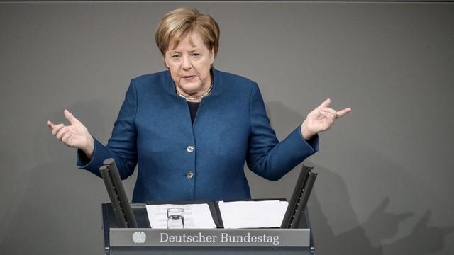 Bundeskanzlerin Angela Merkel (CDU) spricht im Bundestag.