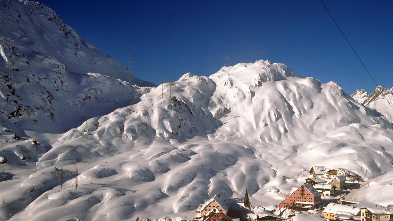 Blick auf die romantisch verschneite Ortschaft St. Christoph am Arlberg in Tirol Blick auf die romantisch verschneite Ortschaft St. Christoph am Arlberg in Tirol
