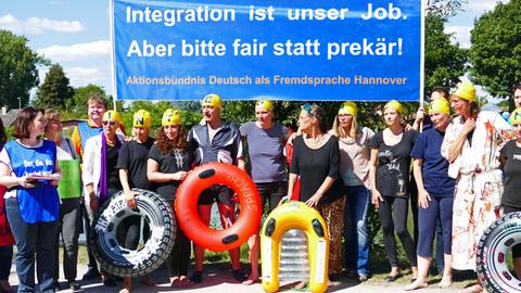 Die Teilnehmer der Protestaktion des Aktionsbündnisses Deutsch als Fremdsprache am 17.8.2016 am Mittellandkanal in Hannover