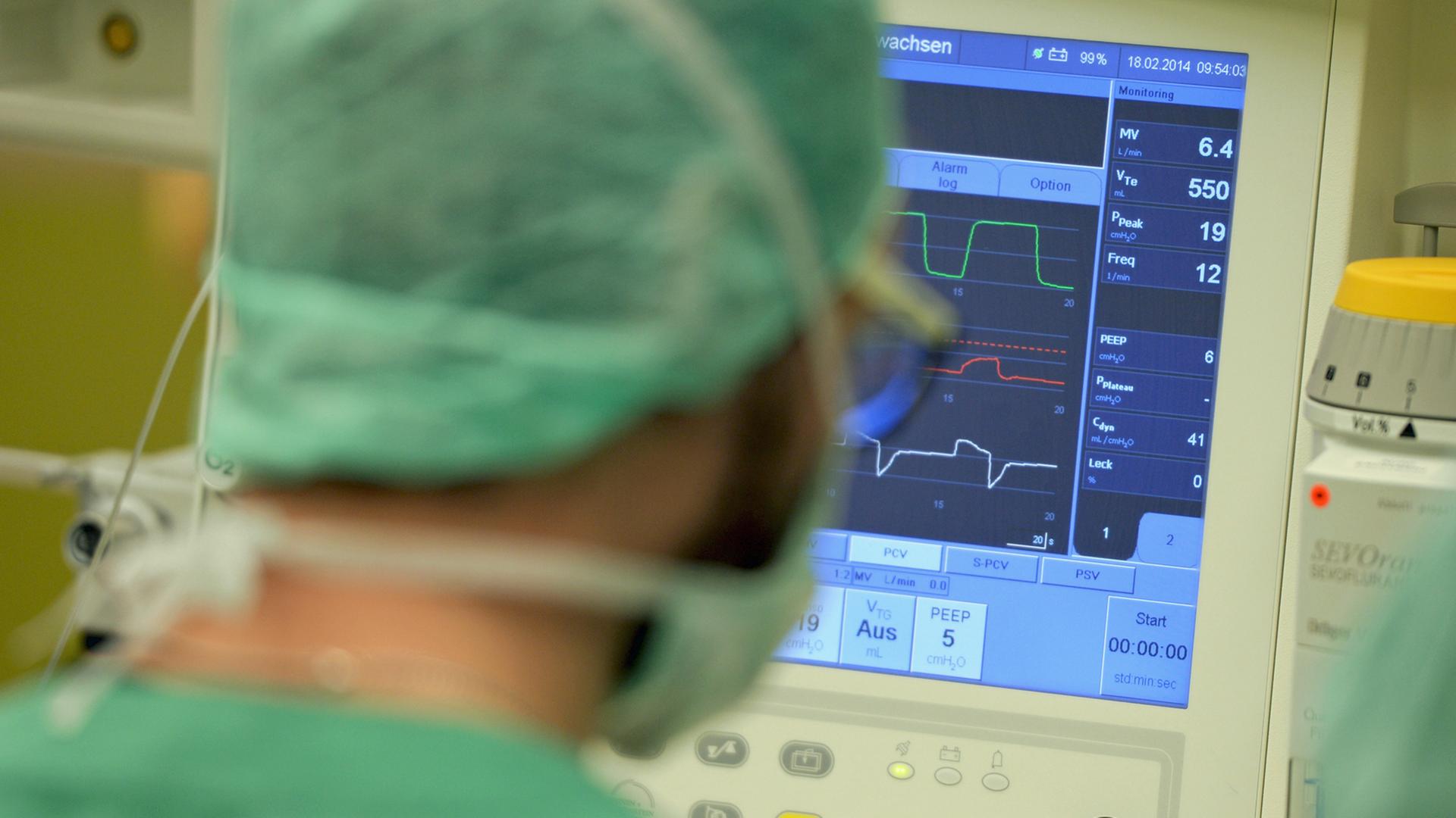 Ein Mediziner schaut am 18.02.2014 in einer Klinik in Baden-Württemberg während einer Operation auf einen Überwachungs-Monitor. Ein Mediziner schaut am 18.02.2014 in einer Klinik in Baden-Württemberg während einer Operation auf einen Überwachungs-Monitor.