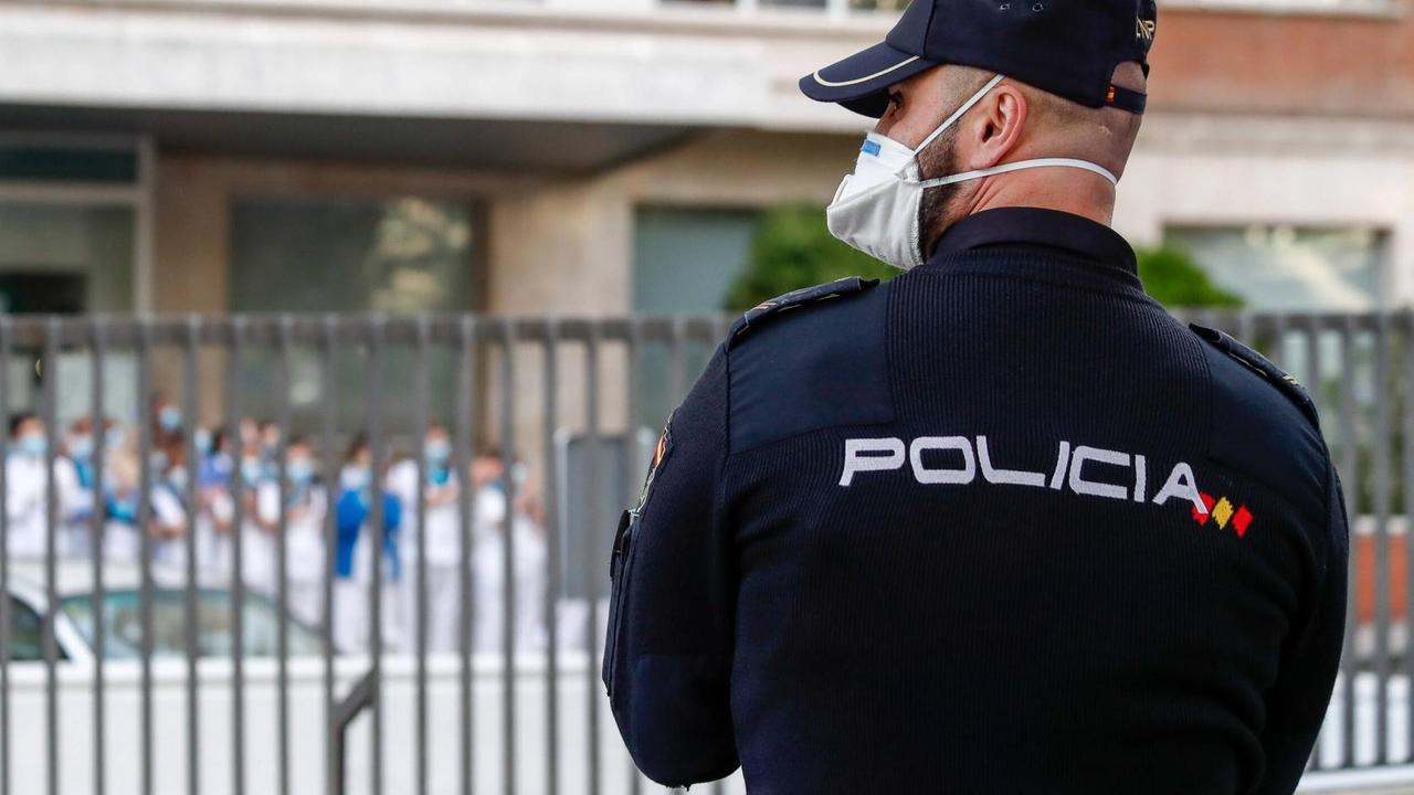Ein spanischer Polizist mit Mundschutz Ein spanischer Polizist mit Mundschutz