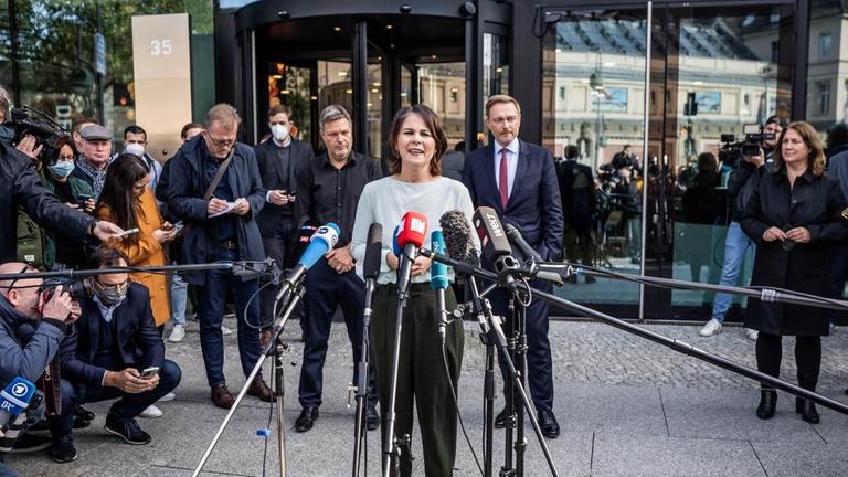Annalena Baerbock, Bundesvorsitzende von Bündnis 90/Die Grünen spricht vor Robert Habeck (l), Bundesvorsitzender von Bündnis 90/Die Grünen und Christian Lindner, Parteivorsitzender der FDP, während eines Pressestatements. Annalena Baerbock, Bundesvorsitzende von Bündnis 90/Die Grünen spricht vor Robert Habeck (l), Bundesvorsitzender von Bündnis 90/Die Grünen und Christian Lindner, Parteivorsitzender der FDP, während eines Pressestatements.