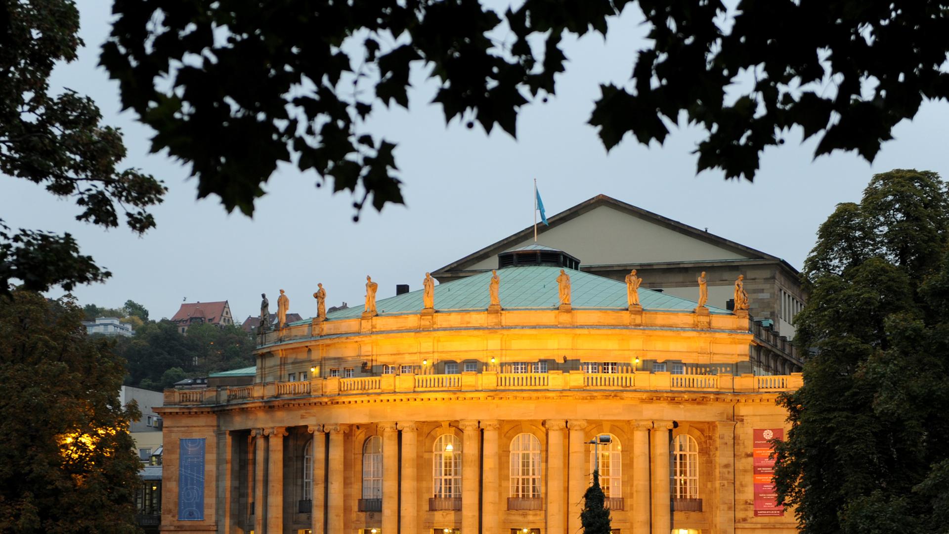 Stuttgarter Opernhaus in der Abenddämmerung