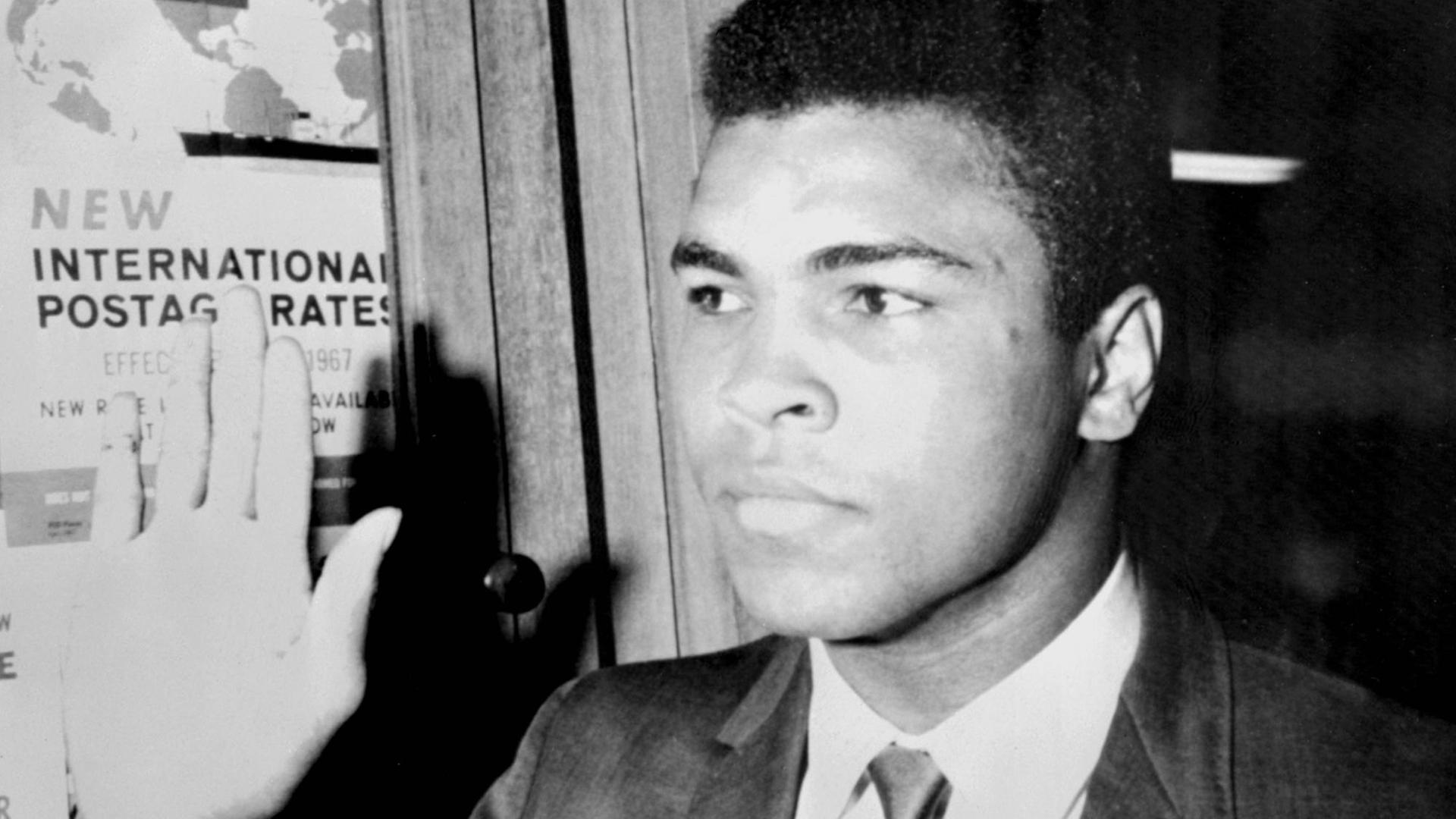 Der Schwergewichtsboxer Cassius Clay (Muhammad Ali), vor dem Gericht zur Verhandlung seiner Verweigerung in das US-Miltär eingezogen zu werden (Houston, Texas). Der Schwergewichtsboxer Cassius Clay (Muhammad Ali), vor dem Gericht zur Verhandlung seiner Verweigerung in das US-Miltär eingezogen zu werden (Houston, Texas).