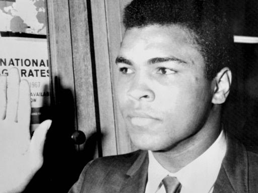 Cassius Clay (Muhammad Ali), vor dem Gericht zur Verhandlung seiner Verweigerung, in das US-Miltär eingezogen zu werden, in Houston.