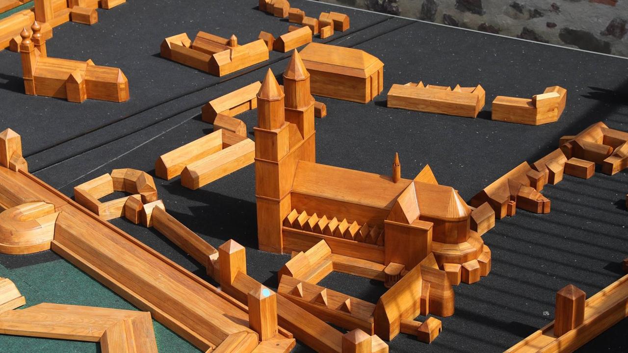 Nach einem dreisten Diebstahl steht der gestohlene Dom wieder auf seinem Platz in der Bastion Cleve, der Dieb brachte die Teile wieder zurück samt einem Zettel - der gut 1 Meter hohe hölzerne aus Eichenholz hergestellte Magdeburger Dom, das Unterteil des Holzmodells wiegt ein Zentner *** After a brazen theft, the stolen cathedral is back in its place in the Cleve Bastion, the thief brought the parts back together with a note of the 1-metre-high wooden Magdeburg Cathedral made of oak wood, the lower part of the wooden model weighs one hundredweight. Nach einem dreisten Diebstahl steht der gestohlene Dom wieder auf seinem Platz in der Bastion Cleve, der Dieb brachte die Teile wieder zurück samt einem Zettel - der gut 1 Meter hohe hölzerne aus Eichenholz hergestellte Magdeburger Dom, das Unterteil des Holzmodells wiegt ein Zentner *** After a brazen theft, the stolen cathedral is back in its place in the Cleve Bastion, the thief brought the parts back together with a note of the 1-metre-high wooden Magdeburg Cathedral made of oak wood, the lower part of the wooden model weighs one hundredweight.
