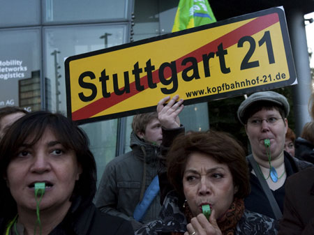 Gegner des Bahnprojekts Stuttgart 21 demonstrieren am Freitag (01.10.10) in Berlin.