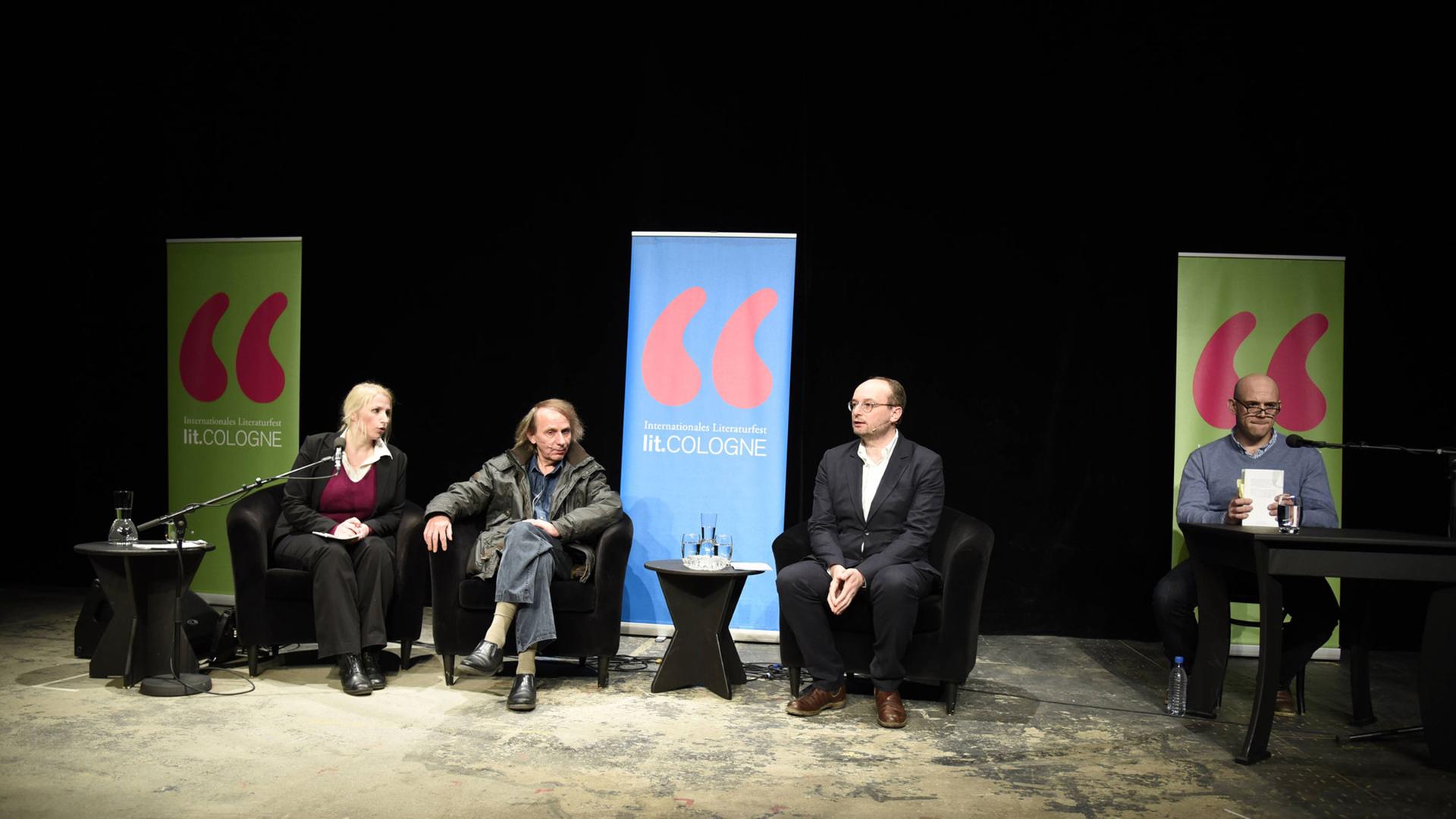 Der französische Autor Michel Houellebecq (2.v.l.) stellt am 19.01.15 in Köln auf der Lit.Cologne seinen Roman "Unterwerfung" vor - neben Houellebecq sitzt der Moderator Nils Minkmar (3.v.r.) Der französische Autor Michel Houellebecq (2.v.l.) stellt am 19.01.15 in Köln auf der Lit.Cologne seinen Roman "Unterwerfung" vor - neben Houellebecq sitzt der Moderator Nils Minkmar (3.v.r.)