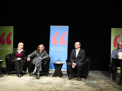 Der französische Autor Michel Houellebecq (2.v.l.) stellt am 19.01.15 in Köln auf der Lit.Cologne seinen Roman "Unterwerfung" vor - neben Houellebecq sitzt der Moderator Nils Minkmar (3.v.r.)