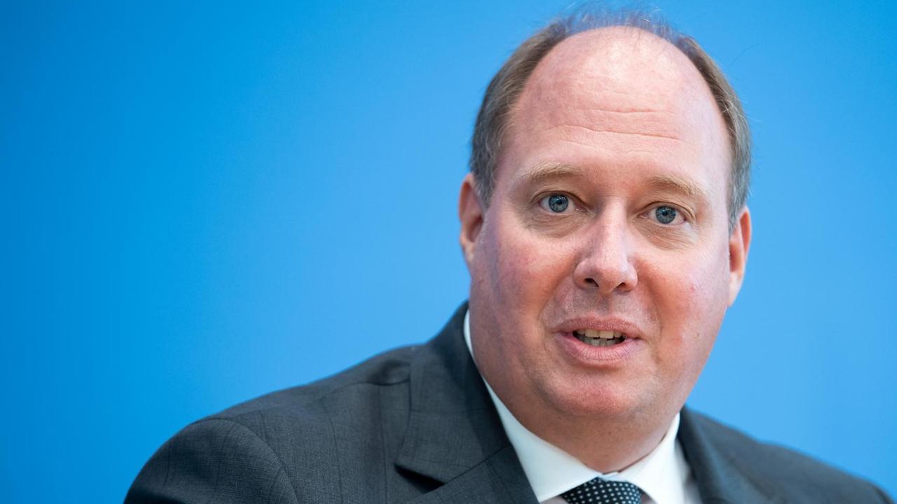 23.09.2020, Berlin: Helge Braun (CDU), Chef des Bundeskanzleramtes und Bundesminister für besondere Aufgaben, bei einer Pressekonferenz 23.09.2020, Berlin: Helge Braun (CDU), Chef des Bundeskanzleramtes und Bundesminister für besondere Aufgaben, bei einer Pressekonferenz