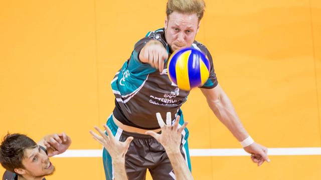 Der Dürener Volleyball-Nationalspieler Jaromir Zachrich am Netz.