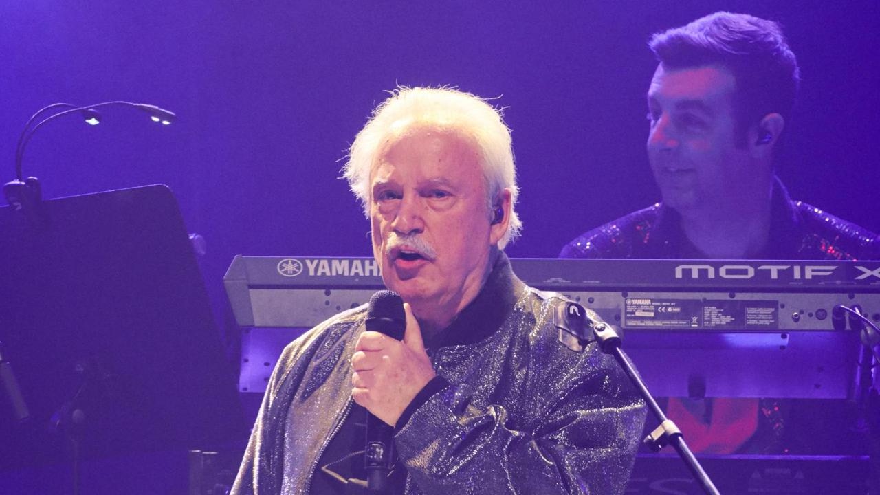 Der italienische Musikproduzent und Komponist Giorgio Moroder singt zum Deutschlandauftakt "The Celebration of the '80s Tour" auf der Bühne im Tempodrom. Foto: | Verwendung weltweit Der italienische Musikproduzent und Komponist Giorgio Moroder singt zum Deutschlandauftakt "The Celebration of the '80s Tour" auf der Bühne im Tempodrom. Foto: | Verwendung weltweit