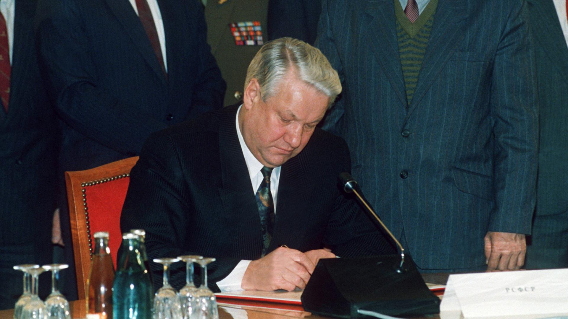 Boris Jelzin - hier bei der Unterzeichnung des Gründungsabkommens der GUS am 21.12.1991. Boris Jelzin - hier bei der Unterzeichnung des Gründungsabkommens der GUS am 21.12.1991.