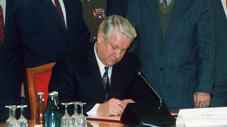 Der russische Präsident Boris Jelzin unterzeichnet das Gründungsabkommen der GUS am 21.12.1991.