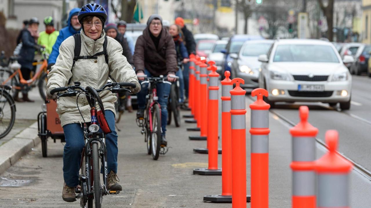 Fahrradaktivsten und Anwohner demonstrieren in der Berliner Siegfriedstraße für einen durch Poller vor dem Zuparken geschützten Radweg, eine sogenannte Protected Bike Lane Fahrradaktivsten und Anwohner demonstrieren in der Berliner Siegfriedstraße für einen durch Poller vor dem Zuparken geschützten Radweg, eine sogenannte Protected Bike Lane