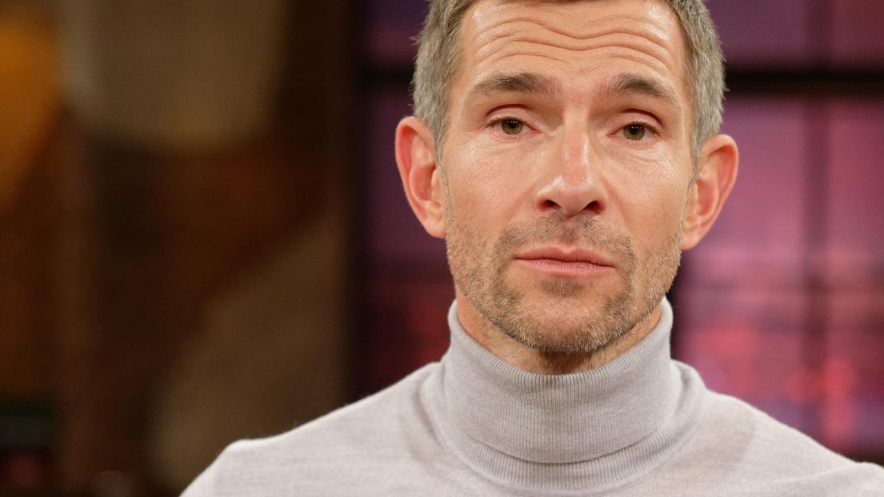 Der Moderator Micky Beisenherz steht nach der Aufzeichnung der WDR Talkshow "Kölner Treff" im Studio. Der Moderator Micky Beisenherz steht nach der Aufzeichnung der WDR Talkshow "Kölner Treff" im Studio.