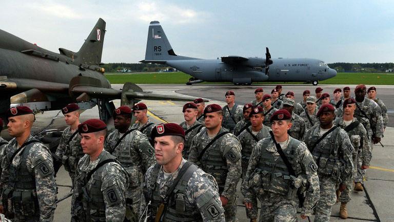 Die ersten US-Soldaten einer 600-Mann-Truppe im Baltikum landen in Polen.