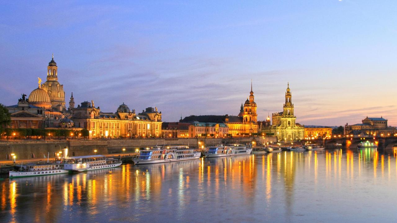 Dresdner Altstadt an der Elbe am Abend. Dresdner Altstadt an der Elbe am Abend.