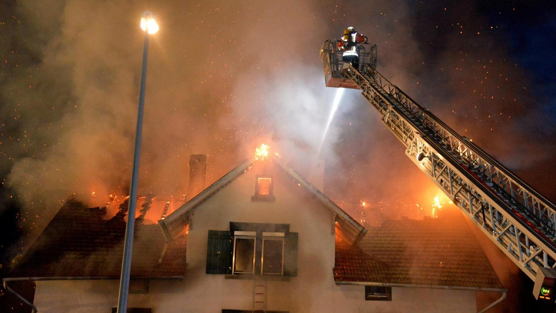 Filmproduzent Morner stirbt nach einem Brandanschlag. Filmproduzent Morner stirbt nach einem Brandanschlag.