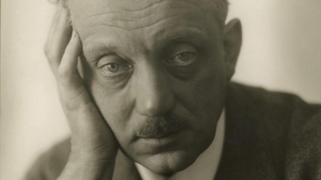 Der deutsche Dramatiker Georg Kaiser, Fotografie von Trude Geiringer/Dora Horovitz um 1930 Der deutsche Dramatiker Georg Kaiser, Fotografie von Trude Geiringer/Dora Horovitz um 1930