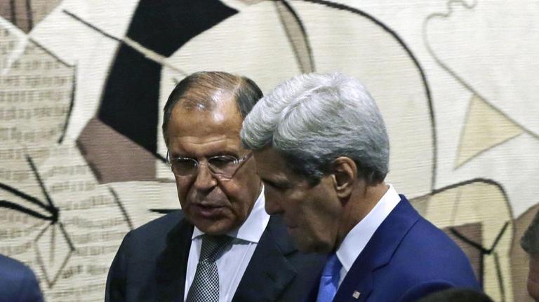 John Kerry (USA/links) und Sergej Lawrow nach Beendigung der gemeinsamen Pressekonferenz John Kerry (USA/links) und Sergej Lawrow nach Beendigung der gemeinsamen Pressekonferenz