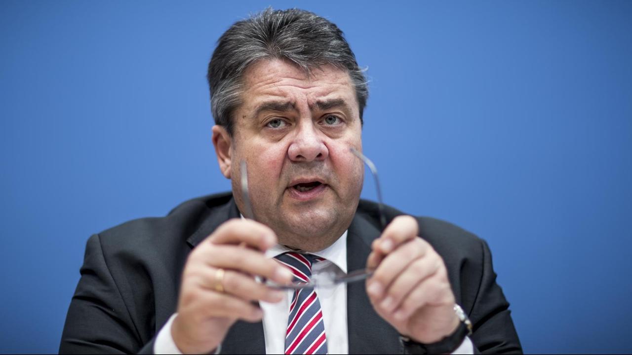 Bundeswirtschaftsminister Sigmar Gabriel (SPD) spricht während einer Pressekonferenz am 19.12.2016 in Berlin. Gabriel zog vor den Hauptstadtjournalisten Bilanz zur Wirtschaftspolitik der Bundesregierung im Jahr 2016. Bundeswirtschaftsminister Sigmar Gabriel (SPD) spricht während einer Pressekonferenz am 19.12.2016 in Berlin. Gabriel zog vor den Hauptstadtjournalisten Bilanz zur Wirtschaftspolitik der Bundesregierung im Jahr 2016.